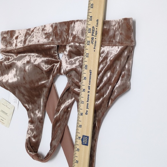 NWT Fabletics Oasis Crushed Velour Twist Sports Bra - Picture 13 of 13